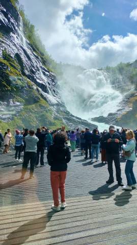 Turistas contemplam cascata